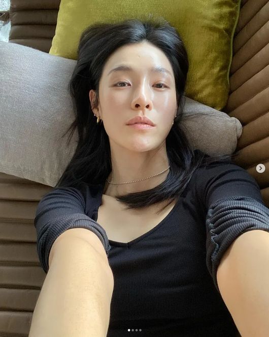 Kahi, a group after school, attracted a strange charm with his eyes.Kahi posted a picture on his instagram on the 2nd without any comment.In the photo, Kahi is lying down and taking a selfie, with a light makeup that creates a feeling of a friendly sister, not her sister.Kahi showed off her tangled skin, which doesnt sag even when she lay down and took pictures; Kim Hee-ae also showed stunning watery skin.Meanwhile, Kahi appeared on tvN Mom is Idol.