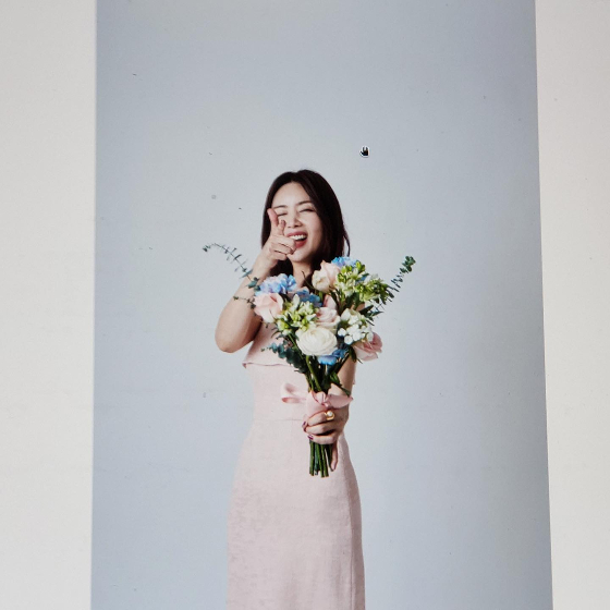 Park Sol-mi posted a picture of his Instagram on the 2nd.The photo released shows Park Sol-mi holding flowers: Park Sol-mi winks and poses cute: Lovely charms fullThe fans who encountered the photos showed various reactions such as beautiful, pretty and lovely.Meanwhile, Park Sol-mi marriages actor Han Jae-suk in 2013; the two have two daughters in their lower years.