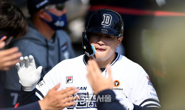 두산 김재환이 3일 잠실구장에서 열린 한화와 경기에서 홈런을 날린 후 동료들과 하이파이브를 하고 있다. 잠실 | 최승섭기자 thunder@sportsseoul.com