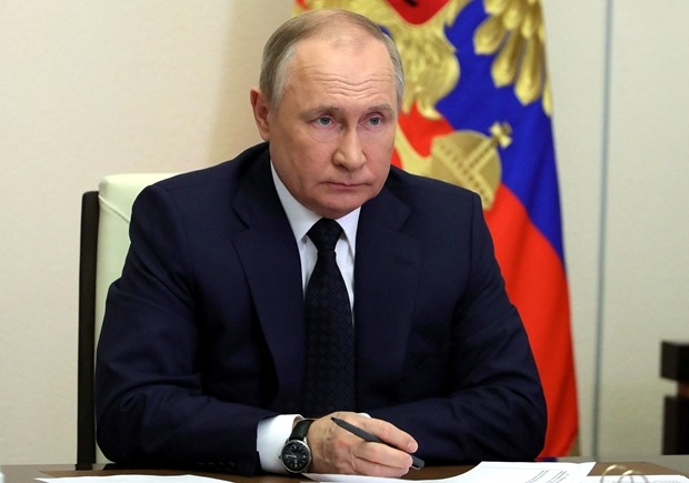 3월 23일(현지시간) 러시아 모스크바 외곽 노보 오가르요보 관저에서 화상 각료회의에 참석한 블라디미르 푸틴 대통령이 화면 속 지도부를 응시하고 있다./로이터 연합뉴스