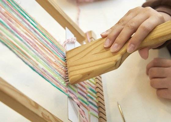 1. 베틀홈에 걸어둔 경사에 위사를 앞뒤로 꿰면서 면을 만들고, 위빙콤으로 틈틈이 면을 탄탄하게 만든다.