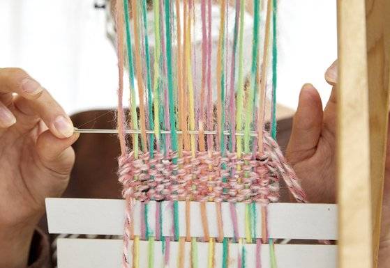 2. 다음 줄을 만들기 위해 실의 방향을 바꿀 때 너무 힘을 주면 옆면이 뒤틀리기 때문에 조심해야 한다.