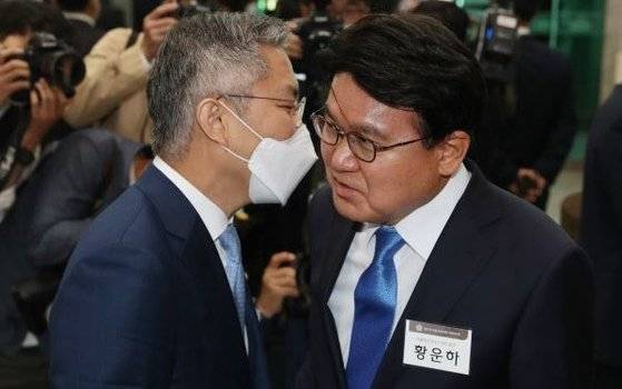 민주당 초선 강경파 그룹인 '처럼회' 소속 황운하 의원(오른쪽)과 최강욱 의원. 중앙포토