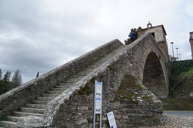 포르토마린 입구 ‘같이 걸을까’ GOD 방문 계단