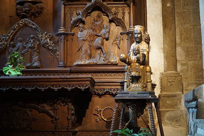 소년합창단으로 유명한 스페인 몬세라트 수도원 성당 맨 꼭대기에 있는 갈색얼굴의 성모와 예수상이 산티아고 대성당 내부에도 있어, 몹시 반갑다. 스페인의 성모상들은 대체로 인간사회 어머니-아기의 모습과 가까워 친근감이 더 든다.