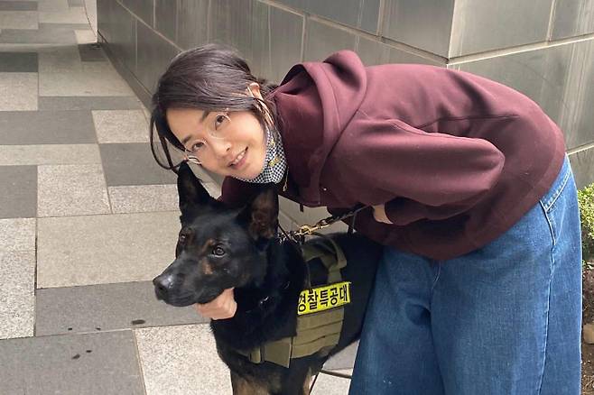 윤석열 대통령 당선인 부인 김건희 여사가 최근 서울 서초구 서초동 자택 앞에서 경호를 맡고 있는 경찰특공대 폭발물 탐지견을 안고 사진을 촬영하고 있다. 연합뉴스