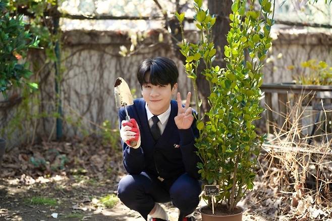 Jung Dong-won posted a special photo on SNS for Arbor Day.Jung Dong-won released a photo of adopting a tree Dongpuli on the 5th through the official SNS channel on the Arbor Day.Jung Dong-won in the public photo is taking a V-posing while staring at the camera with a seedling shovel with a ranch in one hand.In addition, Jung Dong-won said that he adopted Dongpuli for Arbor Day, and encouraged carbon neutrality practice, saying, All participation of our space mobilization can return to a big change in carbon neutrality.The other photo featured a name tag for Dongpuli adopted by Jung Dong-won.The name tag attracted attention with the addition of hearts to the letter that Jung Dong-won wrote himself.Jung Dong-won recently announced that he is preparing a new album with the goal of comeback on the 25th of this month.Also, from May, the national tour concert 2nd Jung Dong-won Dong Story will be held at the National Tour Concert (2nd JEONG DONG WONS TALK CONCERT) to meet with fans.Jung Dong-won is currently working in various fields, appearing in Good Night on Tuesday and King Sejong Institute.Jung Dong-wons Tuesday night is good, and King Sejong Institute is broadcast every Friday night at 10 p.m.