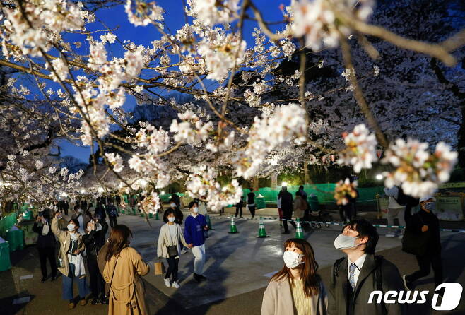 일본 도쿄 우에노 공원에서 지난달 29일 코로나19 대유행 속 사람들이 산책하고 있다.. © 로이터=뉴스1 © News1 원태성 기자