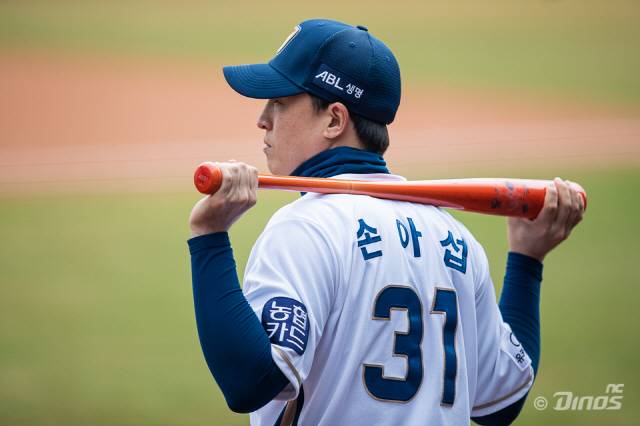 ABL생명 로고가 붙은 모자를 쓰고 있는 손아섭. NC다이노스 제공