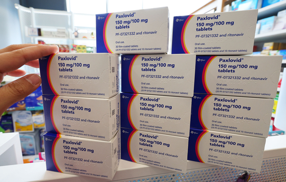 The government supplied public health centers nationwide with enough anti-viral pills, including Paxlovid as seen in this picture, to be used at nursing homes and psychiatric hospitals from Thursday, where many Covid-19 infections have occurred. [YONHAP]