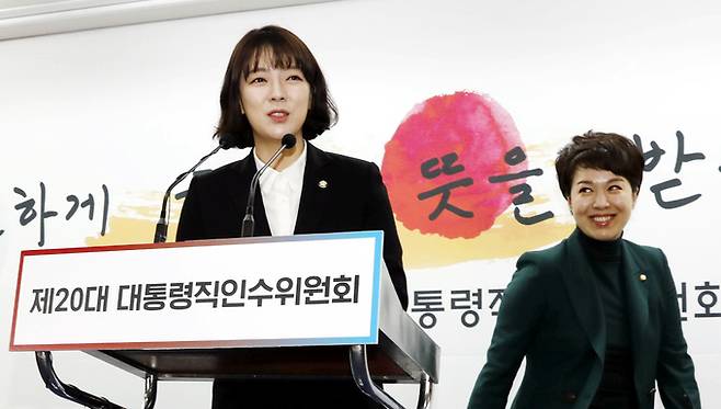 당선인 새 대변인에 배현진 배현진 신임 대통령 당선인 대변인(왼쪽)이 5일 서울 종로구 통의동 대통령직인수위원회에서 취재진에게 인사말을 하고 있다. 오른쪽은 이날 대변인에서 물러난 김은혜 의원. 인수위사진기자단