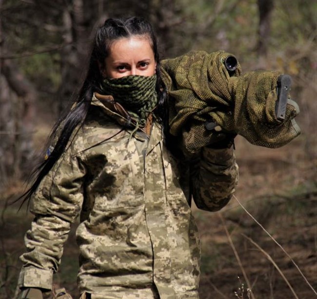 ‘숯’(Ugoliok)이라는 별칭으로 불리는 우크라이나 여성 스나이퍼의 모습.