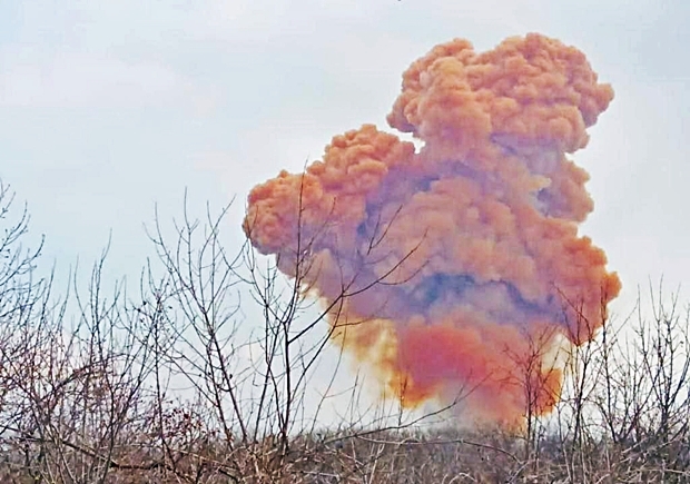 5일(현지시간) 로이터통신과 우크라이나 국영 매체 우크라인폼은 우크라이나 동부 루한스크주에서 독성 질산 탱크가 폭발해 주황색 독구름이 치솟았다고 보도했다./출처=루한스크 군사행정위원장 세르히 하이다이
