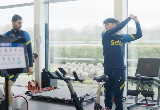 ▲ 토트넘이 6일 공개한 팀 훈련 영상에서 손흥민(오른쪽)이 벤 데이비스(왼쪽) 옆에서 골프 스윙을 하고 있다