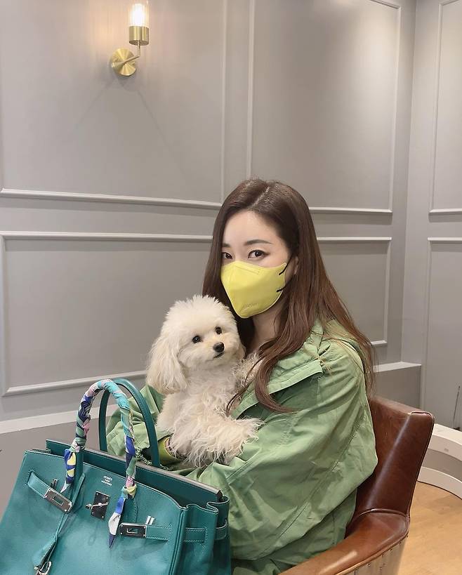 Kim Sa-rang conveyed his lovely recent situation.Kim Sa-rang posted a photo on her instagram on the 6th.In the photo, Kim Sa-rang is out with a dog, and the figure of a dog holding his head out in a luxury bag gives a smile.Kim Sa-rang has completed a fresh spring fashion by matching a yellow mask and a light blue outer.On the other hand, Kim Sa-rang is reviewing his next work after the TV drama Revenge which appeared last year.Photo: Kim Sa-rang Instagram
