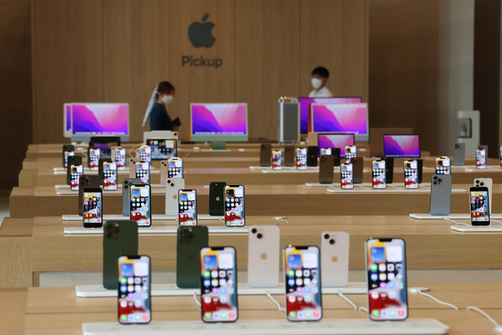 애플이 서울 명동에 문을 여는 국내 애플스토어 3호점에서 개장을 이틀 앞둔 7일 미디어 프리뷰 행사를 통해 매장을 공개했다. 〈사진=애플코리아〉