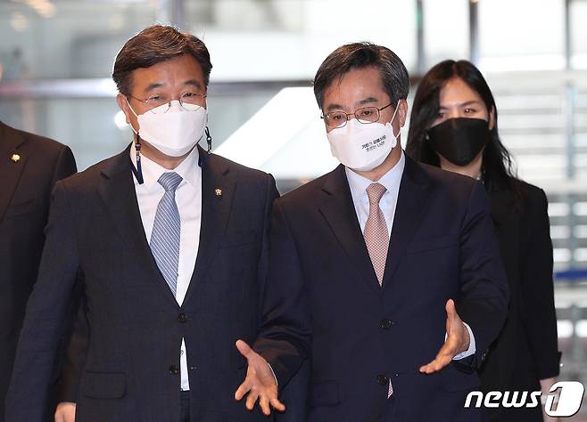 윤호중 더불어민주당 공동비대위원장(왼쪽)과 김동연 새로운물결 대표가 30일 오후 서울 여의도 한 식당에서 오찬을 하기 위해 함께 걸어오고 있다. 2022.3.30/뉴스1 © News1 허경 기자