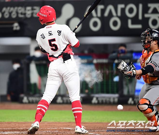 KIA 김도영이 6회말 무사 1루에서 한화 김재영에게 몸에 맞는 볼을 얻어내고 있다.