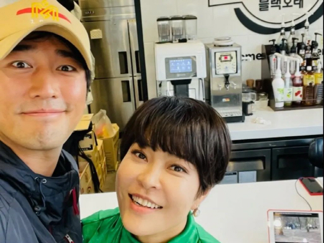 Gag Woman Jo Hye-ryun boasted of her friendship with actor Jo Han-sun.Jo Hye-ryun posted two photos on his instagram on the 7th, saying, I married a beautiful sister Jo Han-sun ~ a pretty wife who met for a long time and became a father of two children.In the photo, Jo Hye-ryun is enjoying a variety of menus in search of a cafe run by Jo Han-sun.Jo Hye-ryun said, Cafe latte and delicious crople ~ The real crople taste is amazing. Please come I always cheer ~ he added.On the other hand, Jo Hye-ryun recently appeared in MBC entertainment What do you do when you play?