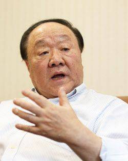 김대중 칼럼니스트는 2022년 3월31일 기자와의 인터뷰에서 "칼럼 주제를 정하기 위해 여러 사람들과 만난 자리에서 그들의 관심사와 화제를 유심히 듣고 메모하며 생활 주변과 현장도 열심히 관찰한다"며 "인터넷 댓글을 읽다가 표현이나 아이디어를 얻기도 한다"고 말했다./조선일보DB