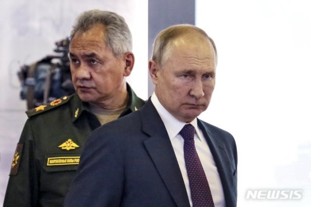세르게이 쇼이구 러시아 국방장관(왼쪽)과 푸틴 대통령. 뉴시스