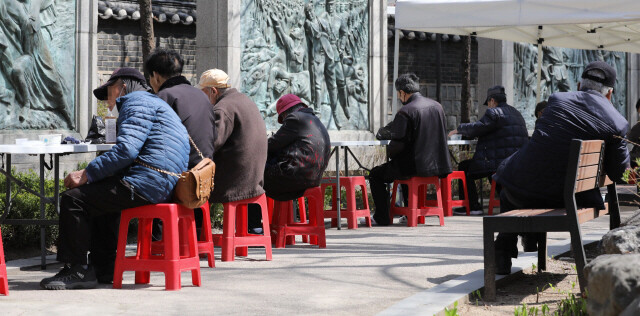 지난 6일 낮 서울 종로구의 한 무료급식소에서 점심식사를 배식받은 어르신들이 탑골공원에 마련된 식사장소에서 점심을 먹고 있다. 김혜윤 기자 unique@hani.co.kr