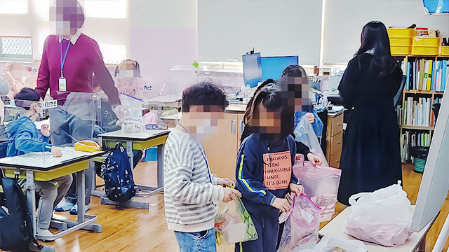 지난 3월 초, 서울 보라매초등학교에서 대체급식을 나눠주는 모습.