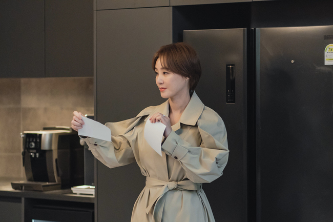 Kill Heel Lee Hye-Yeong, Kim Sung-ryung collides.The TVN tree drama Kill Heel (directed by Noh Do-cheol/playplayplayed by Shin Kwang-ho and Lee Chun-woo) captured the moment of the relationship between Lee Hye-Yeong and Kim Sung-ryung, who broke apart after a crack on April 7.The story of those who are heading for the catastrophe is drawing attention.In the last broadcast, the relationships between Woohyun (Kim Ha-neul), Moran and Okseon were redefined. Woohyun arranged his relationship with Doyle (Kim Jin-woo), who returned.Meanwhile, as the debt of the heart toward Hyun-wook (Kim Jae-chul) increased, Woohyun decided to leave Uni (UNI) home shopping.In addition, the appearance of the Morans past, which implies that the death of the sea water (Min Jae-bun) is a killing, and Ok-suns conveying the recorder to the In-kook raised expectations in the second half of the more intense desire war.In the meantime, the photo showed the election office of the country filled with the festive atmosphere.The expression of Ok-sun whispering something is even secretive, and the moment you should be more pleased than anyone else, the hard face of the frozen nation is interesting.It stimulates curiosity about what Ok-sun, who predicted the worst day by expounding his deception, said.On the other hand, the confrontation between Moran and Okseon was also caught, and Moran, who always comforted him with postcards containing Hawaiian scenery in his house.However, the photo shows the tension of Oksun, who teares the postcards that Moran has so much loved.Especially, the clear eyes that do not miss the reaction of the opponent are foreseeing the declaration of war, and the peony staring at the attitude of such a jade as if he did not know the English.I wonder how Moran will react in front of the truth that is revealed and the exposed past.