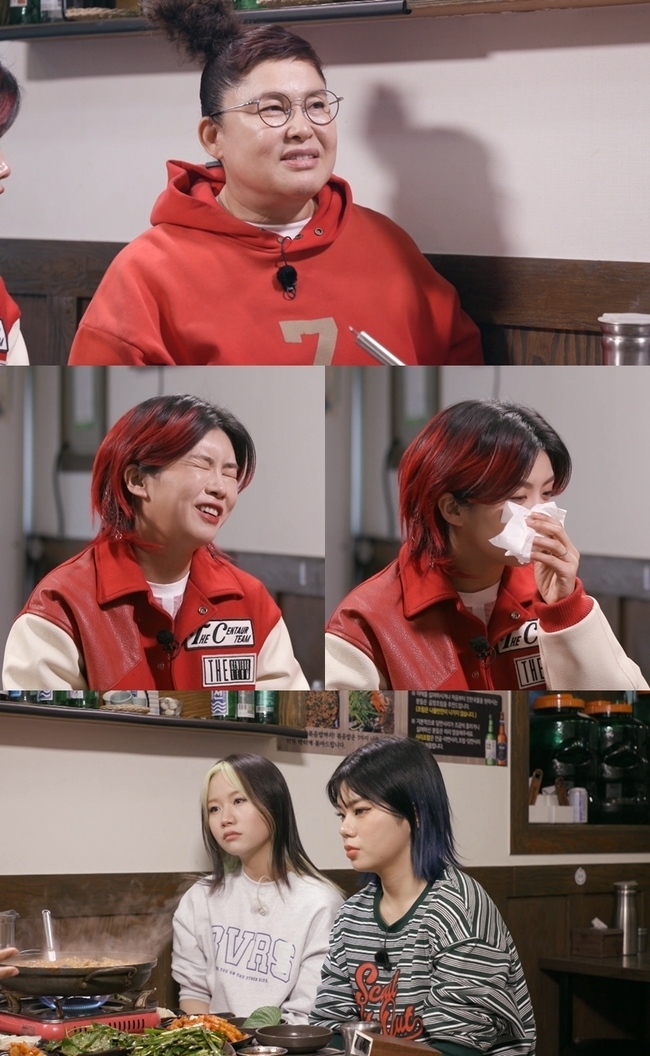 Aiki wept at her mothers thought.KBS 2TV Stars Top Recipe at Fun-Staurant (Stars Top Recipe at Fun-Staurant), which will be broadcast on April 8, will reveal the results of a menu development showdown on the theme of Red Taste.Among them, Lee Young-ja, a mother of food, is known to have tasted the soul food of hook members along with members of the dance team Hook (HOOK) led by world-class dancer Aiki for menu development.Lee Young-ja in the VCR, which was released on the day, headed to a regular restaurant in Eunpyeong-gu, where they often visit, along with members of Aiki and Hook (HOOK).With a variety of red-flavored menus emerging, Aiki picked up a menu and introduced it as a favorite menu, Soul Food, which I ate a lot and comforted when I was in trouble.Lee Young-ja said, My Soul Food is a hand noodle.When I was a child, I came to Seoul and I was comforted by Namdaemun Sonkalguksu when I was very hard and hungry. In the story of Lee Young-jas early 20s when he was chasing his dreams, Aiki took out the story of Hook (HOOK) members and said, I had a tug just six months ago.Everyone worked part-time and danced, and as a dancer, they had a small income, so everyone lived hard for their lives.But the current situation of Aiki and Hook members has changed a lot from six months ago. I went to my home in a year, but my mother put me a placard, Aiki said.At first, I asked what I was doing so, but I was grateful to myself, he said.As I watched Aiki, whose eyes were getting hot even when only my parents talked, the Stars Top Recipe at Fun-Staurant family members also roared together.