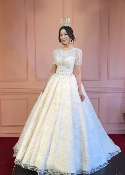 Kim Ha-Young has been wearing a Wedding Dress to share her current status.Kim Ha-Young posted a video on his instagram on the 7th with an article entitled I liked to marry ... I could not go because I did not have a boyfriend.Kim Ha-Young in the public video poses in a pure white Wedding Dress.Kim Ha-Youngs lovely smile and elegant atmosphere caught the attention of the viewers.One of the netizens left a comment saying, Please marry me. Kim Ha-Young replied, I can not go now.On the other hand, Kim Ha-Young is appearing on MBC Mysterious TV Surprise.Photo: Kim Ha-Young Instagram