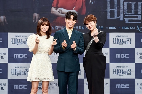 Secret House Lee Seung-yeon will show off his villain instincts properly.On the 7th, MBCs new daily drama Secret House online production presentation was held.Actors Seo Ha-joon, Lee Young-eun, Lee Seung-yeon and Lee Min-soo PD attended the production presentation.Secret House is a meticulous revenge that a soil spoon lawyer who chases the trail of a missing mother walks into the secret surrounding her to fight the world.Lee Seung-yeon plays Ham Sook-jin, the axis of evil who can do anything for his son.Lee Seung-yeon said, I had a morning drama with Lee Min-soo 12 years ago scarlet letter about why I chose Secret House.I knew that I was a good manager and I was too attracted to the female character Ham Seok-jin.Evil is evil, but it was a character who thought that evil was created and where to go and where to go. I thought that I could make a wonderful story by joining the actors such as Seo Ha-joon, Lee Young-eun, Byeol Kang, and Jung Hyun actor.I thought I wanted to work harder, he added.Lee Seung-yeon was confident that he would show the essence of a very bad and crooked motherhood.In the highlight video, Lee Seung-yeon, who slaps the main characters, was shown.Lee Seung-yeon laughed, saying, It is the first time I have hit so many slaps since the beginning.Lee Seung-yeon said, It is like a drama, but there is a great teamwork and the contents are difficult, but the sum is so good that comic drama is possible.I am shooting well and enjoying it while I am struggling in the midst of hardship. As for the charm of Secret House, Being a childs mother is said to be a feeling of opening a new world for a woman.In Secret House, there are many contradictory phenomena such as the person who took the mothers figure taking away another mother.There are numerous explosions of emotion inside the Secret House. I watched the script and watched it while what.I hope that it will be more fun to convey to viewers. Asked if he had any reference to preparing for the role of Billen, he said, I thought the role of Billen was not bad, but I tried to show various emotions by playing it, not typical things.I hope you will take a good look at it, he replied.Lee Seung-yeon said: Byeol Kang, Kim Jin-heen actor comes out as son and daughter; emotions came up and slapped her daughter, and the staff laughed.When I asked why, the earrings flew away. I think it is a scene where the emotions of the Byeol Kang actor were the highest. Furthermore, Lee Seung-yeon asked the secret of beauty maintenance, I have abandoned the habit of attracting concern.I do not think it is possible to slow down the aging that is coming soon, although it is not beautiful since the motto to live hard today is created, even if what will happen tomorrow. Secret House will be broadcast for the first time at 7 pm on November 11.Photo: MBC