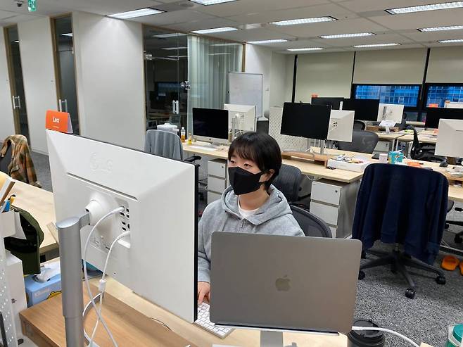 당근마켓 박소라 프로젝트 매니저, 코로나19로 인해 시행 중인 재택근무로 사무실 자리는 많이 비어 있다, 출처: 당근마켓
