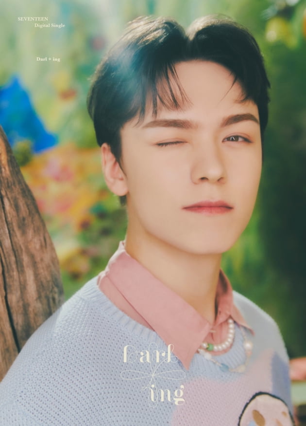 Group Seventeens first English single, Darl+ing (Darling) concept photo, was released.On the 9th, Pleads Entertainment, a subsidiary company, posted a part of the concept photo version of the digital single Darl + ing through the official SNS of Seventeen.The first members to be released were June, Diet, Mingyu, Vernon and Dino, starting with Joshua.In the concept photo, Seventeen poses with a camera with a full of personality under the warm sunshine.Seventeen, which is combined with a bright color, emits a unique aura and gives a warm mood to the fans.Darl + ing is an English song released by Seventeen for the first time as a team. It is a pre-release song of Regular 4th album to be released in May.It expresses the new story that I want to tell to the carat (fan club name) around the world with the sensibility of Seventeen, making me feel more authentic.In particular, Seventeen has made a global move to collaborate with Apple to help global fans experience their music in a more creative and creative way.Seventeen is the first K-pop artist to join the Today at Apple remix session program.Today at Apple Music Institute: Seventeen Remix, which starts in Apple Myeongdong on the 15th and expands to Apple stores throughout Asia and the Pacific region, is a session where participants can experience remixes directly.You can use Apple devices and GarageBand to create a Darl + ing remix that is the only one in the world.Darl+ing and Regular 4th album, which is set to be released in May, will be released as Dolby Atmos-supported space sound through Apple Music for a more realistic sound experience.To celebrate the release of Darl + ing, we also show special pages for collaboration between Seventeen and Apple Retail.Meanwhile, Seventeen Darl + ing will be released at 1 pm on the 15th.