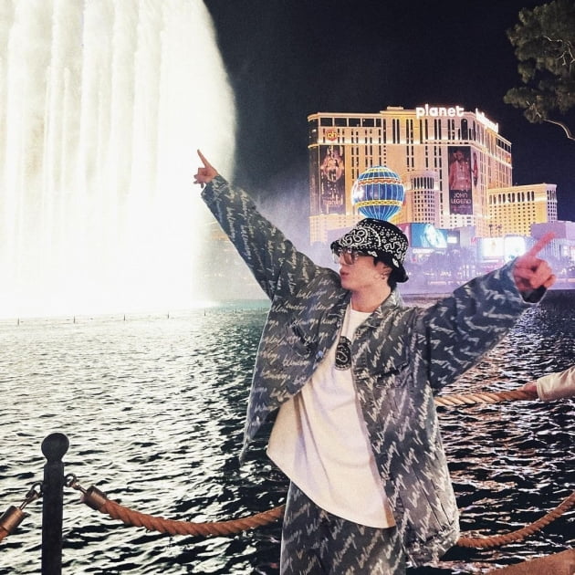 Group BTS Jungkook shared the pictorial Las Vegas routine with fans around the world.Jungkook posted several photos on his instagram on the 8th.In the open photo, United States of America Las Vegas is enjoying a fountain show at a spectacular night view.Jungkook, who was dressed in Cheongcheong fashion and wearing colorful glasses, showed off his free-spirited retro sensibility with a hip and swag-filled force.In addition, he enjoyed eating with wine in the restaurant, and showed a delightful daily life as well as a cute mischievous charm.Jungkook also showed a pictorial daily life with a beautiful visual that shows a sharp jaw line even in a shaky camera angle.In particular, the post exceeded 10 million likes in 14 hours and realized explosive popularity.On the other hand, BTS, which Jungkook belongs to, will hold BTS PERMISSION TO DANCE ON STAGE - LAS VEGAS at Las Vegas Allegiant Stadium on the 9th, 15th and 16th from this day.