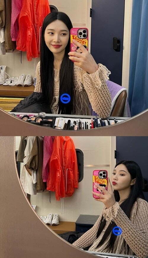 Joy of Group Red Velvet reveals fresh charmOn the 9th, Joy posted a picture on his Instagram account with a heart emoticon.The photo shows Joy, who has a bright smile, taking a mirror selfie, especially in a pure but lovely atmosphere unique to Joy, capturing the attention of fans.Meanwhile, Red Velvet, which Joy belongs to, released his new mini album The Reve Festival 2022 - The Reve Festival 2022 - Feel My Rhythm on the 21st of last month.He is currently in love with singer Crush.