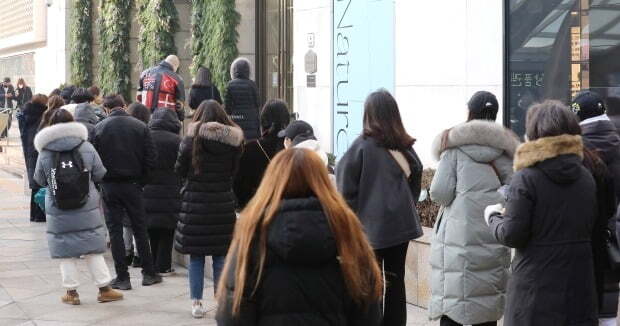 서울 시내 한 백화점 명품관 입장을 기다리는 시민들의 모습. /뉴스1