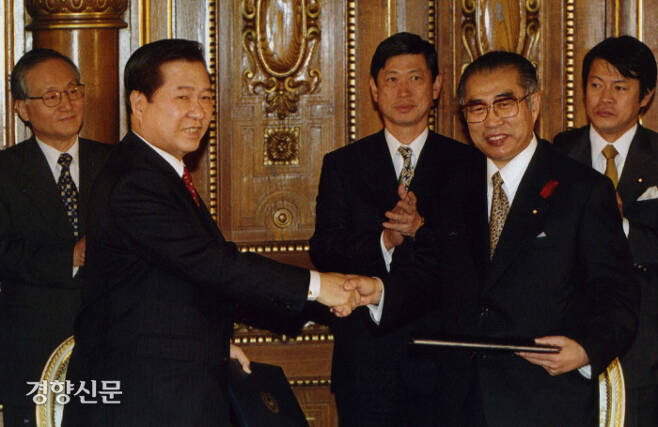 김대중 대통령이 1998년 10월 8일, 오부치 게이조 일본 총리와 ‘21세기의 새로운 한일 파트너십 공동선언’을 일본 도쿄 영빈관에서 교환하고 악수했다. / 경향신문 자료사진