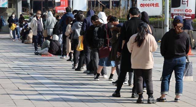 지난 8일 오전 서울 중구 롯데마트 서울역점 앞에서 시민들이 포켓몬빵을 구매하기 위해 줄을 서있다. 연합뉴스