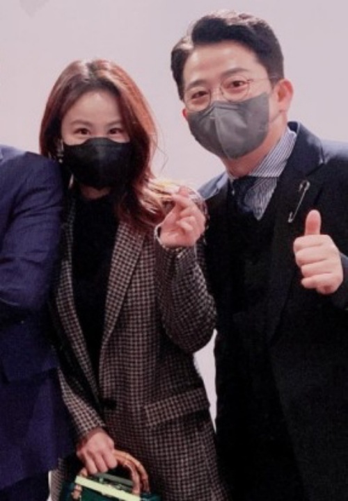#Kim Jun-hoKim Ji-min Pink TracesNews of the recent couple between Comedian senior Kim Jun-ho and Kim Ji-min hit online.Since then, two people of the age of nine have been found in the past, love traces, and Lee Kyung-gyus daughter and actor Lee Ye-rim and the photo taken at the wedding of soccer player Kim Young-chan were also seen among netizens.On December 11 last year, singer Shinji posted a picture on his personal SNS with an article entitled I congratulate you on your daughters marriage. Junho brother and Ji Min were less lonely alone.Kim Jun-ho and Kim Ji-min, who are in the public photos, are drawing hand hearts.It is not known exactly whether the two were couple or thumb relations at the time, but the pink atmosphere seems to have been certain.Recently, Kim Jun-ho and Kim Ji-mins agency JDB Entertainment said, Kim Jun-ho and Kim Ji-min are continuing a serious meeting. Whenever Kim Jun-ho has a hard time, Kim Ji-mins comfort has become a great force. I have revealed nounce.In particular, Kim Jun-hos brother said that the two had never talked about marriage, but Kim Jun-hos brother cheered on the relationship between the two, so there is interest in marriage.Since then, Kim Jun-ho has been shown playing golf rounds with his close friend Seven, which has attracted attention because of his bright current situation, which he acknowledged his devotion to Kim Ji-min.# Ko So-young, Son Ye-jinHyun Bin After the wedding ceremony, Jeju trip I will try my work!Actor Ko So-young has been present at Jeju Island after attending the wedding of Hyun Bin and Son Ye-jin.Ko So-young has released a message called Jeju Island on the 4th and has been enjoying the trip to Jeju Island leisurely.While the age of 50 is unbelievable, beauty is admiring.Ko So-young responded to a netizens comment, Im so pretty, please do some work, I want to see it in the drama, saying, Yes! Ill try.Meanwhile, Ko So-youngs husband, actor Jang Dong-gun, gave a speech at the wedding of Hyun Bin and Son Ye-jin on March 31.#Baek Ji-young, special current events poured out in celebrationSinger Baek Ji-young recently surprised fans by telling them the news to celebrate.Baek Ji-young is in the photo on the 5th, and his appearance is staring somewhere with a luxurious figure like a hotel wife.There is an elegant yet antique atmosphere.Baek Ji-young also said, Mr. President, who is friendly to sensory interiors ~ # audience room ocean view and #Baek Ji-young room!!!It was an event that gave a sense of belonging to a house  It is a lot of government! Thank you for the late chairman of the hotel hotel in every city on the national tour!It was news that a Baek Ji-young room was created in a hotel. So my best friend, Gag Woman Song Eun, said, This is better than hotel membership!, And Baek Ji-young wrote a big comment saying, You are the president who knows people. #Jin Xuan, welcome to the 6-monthsActor Jin Xuans recent status was revealed through online SNS in about six months, which made fans look good.Recently, a paparazzi photo of actor Jin Xuan was released through the online community. In the public photo, Jin Xuan is moving somewhere in a fresh casual dress.He was also seen greeting fans with his unique good eyes toward the camera.His news, which had been reported for a long time, was enough to gather topics.The next film of Jin Xuan is a sad tropical film directed by Park Hoon-jung, and Jin Xuan is expected to show a completely different new appearance as an actor.# Hyun Bin Son Ye-jin, adopted son and hoon ..What about Son Ye-jins adopted son?Park Jae-joon, a child actor who appeared in JTBC Thirty, Nine recently posted an article and a photo entitled I was sad today...Impression drama, and Mizo adopted Hoon Lee.In the photo, Son Ye-jin of Thirty, Nine, who finished, poses affectionately with Park Jae-joon.Son Ye-jin, who plays Cha Mi-jo in the play, showed up adopting Choi Hoon (Park Jae-joon) ahead of his marriage to Jin Xuanu (Yoon Woo-jin).Son Ye-jin showed a warm atmosphere with a child actor who played an adopted son in the play and a mother and son.Park said, I congratulate you on your marriage. He congratulated the marriage of Hyun Bin and Son Ye-jin.# West White, the hottest person these daysSeo Haiyan, a crew member and a singer and actor Im Chang-jung wife, is one of the hottest people these days.So did the recent release of West White on July 7, so it caught the attention of netizens at once.In the open photo, Seo Hee-yan enjoys a leisurely daily life, and looks at the ocean view where his heart is open even if he looks at it.The West White Sea was a recent picture of Jeju Island traveling.West Hayan was 31 years old, born in 1991, and married singer Im Chang-jung in 2017 after overcoming her 18-year-old age gap.Recently, Im Chang-jung and Seo Haiyan couple have been collecting topics by revealing their daily life with Oh Hyung-jae through SBS Sangmong 2 - You are My Destiny.Especially in recent broadcasts, Im Chang-jung sold copyright, and the companys sales were negative.SNS