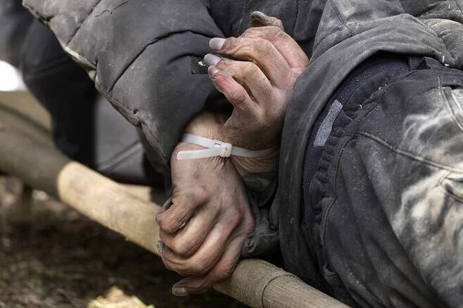 [사진] 부차(Bucha)에서 발굴된 암매장 시신 중에는 이렇게 손이 뒤로 묶인 경우가 많았다. 군인 포로를 이런 식으로 처형하는 것도 국제법상 전쟁범죄 행위다. 민간인에 대해서는 말할 나위도 없다. (사진, 4월4일 AP-연합)