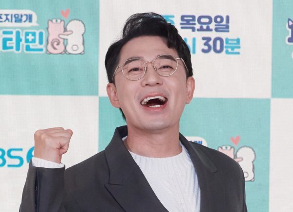 Boom posts a bride and Wedding ceremony, who are unentertained seven years younger, at the Seoul Motivation today (9th).Wedding ceremony will be held privately. The society will be called by actor Lee Dong-wook, the weekly comedian Lee Kyung-gyu, and the celebration singers K.Will, Lim Young-woong and Lee Chan One.Boom will be posting a Wedding ceremony at a Seoul meeting on April 9, said Skye & M, a subsidiary of Boom last month. The bride has been a long-time acquaintance and has decided to marry with a firm belief that she is a partner who can naturally develop into a lover relationship through deep empathy and communication with each other and live together before and after marriage.Boom also announced the marriage through a handwritten letter, which he said: Thank you so much for giving me a loving one that is always lacking.I didnt talk well because I lacked a lot of expression, but its a great strength because there are Boom (fandom).Thank you so much and thank you.  I made my debut at a young age of 17 years old and I was running hard. I have already been at age forty-one for 24 years since I made my debut.I feel that these days are like the best, he said.