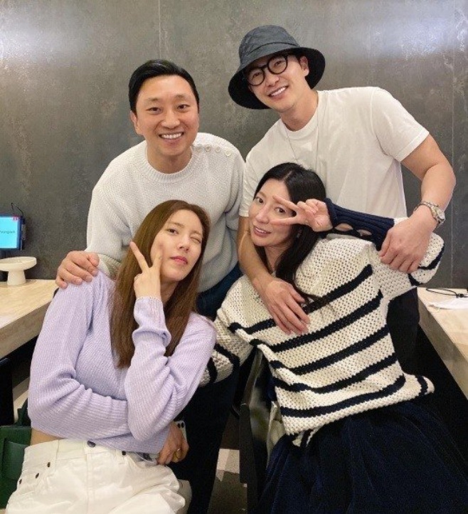 Singer and actor Son Dam-bi, skate director Lee Kyou-hyuk couple marriage wedding invitation has been unveiled.On the 8th, stylist Kim Woo-ri released photos of two marriage wedding invitations and photos of the meal before him through his instagram.In the photo, Son Dam-bi Lee Kyou-hyuk and Kim Woo-ris family were shown.Kim said, My dear brother, Dambi, and Kyuhyuk Ah marriage too much and celebrate so much and live happily with the same amount of al-Kondal bean as now ~ And stop biting.I also traveled with a couple of couples, he said.Son Dam-bi and Lee Kyou-hyuk will post a marriage ceremony next month.