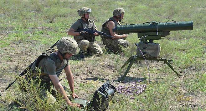 우크라이나군의 국산 스투흐나-P 대전차미사일 훈련 장면. 레이저 광선으로 유도되며 최대 5km 떨어진 적 전차를 파괴할 수 있다./우크라이나 국방부