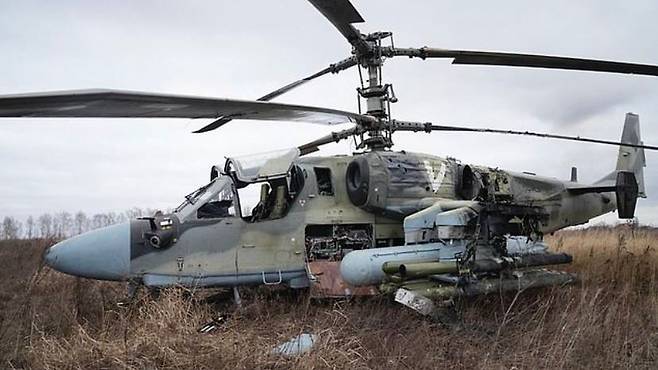 우크라이나군 대공미사일에 피격돼 불시착한 러시아군 최신형 KA-52 공격헬기./우크라이나 SNS 영상 캡처