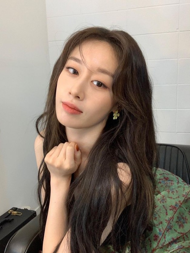 Group T-ara Ji-yeon has revealed its latest situation.The 10-day Ji-yeon posted several photos on his instagram with heart emoticons.The Ji-yeon in the photo shows the audience in various poses with their heads hanging down long, with a bright smile and elegant atmosphere making the audience laugh.Fans who saw this responded such as It is so beautiful and Beautiful is unchanged. The open-minded baseball player Hwang Jae-gyun also expressed his affection with heart emoticons.Meanwhile, the Ji-yeon is scheduled to be held in December with Hwang Jae-gyun.iMBC  Ji-yeoned photo source Instagram