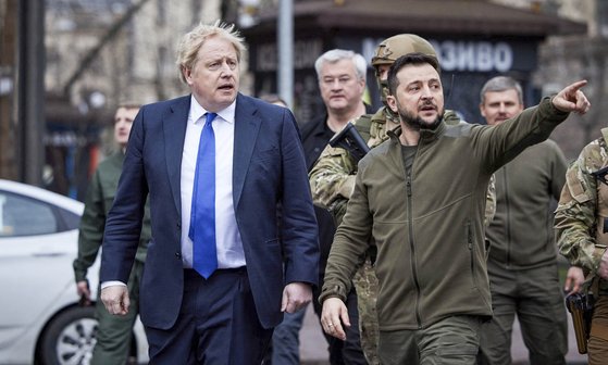 볼로디미르 젤렌스키 우크라이나 대통령과 보리스 존슨 영국 총리가 9일 회담을 마친 뒤 우크라이나 수도 키이우 도심 거리를 걷고 있다. 로이터=연합뉴스