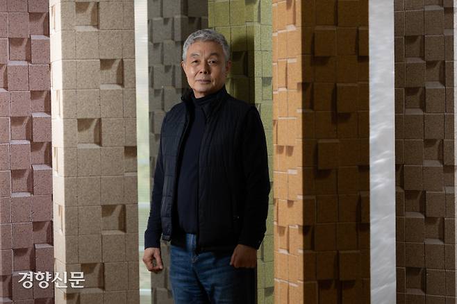 ‘벽돌화가’ 김강용 화백 / 우철훈 선임기자