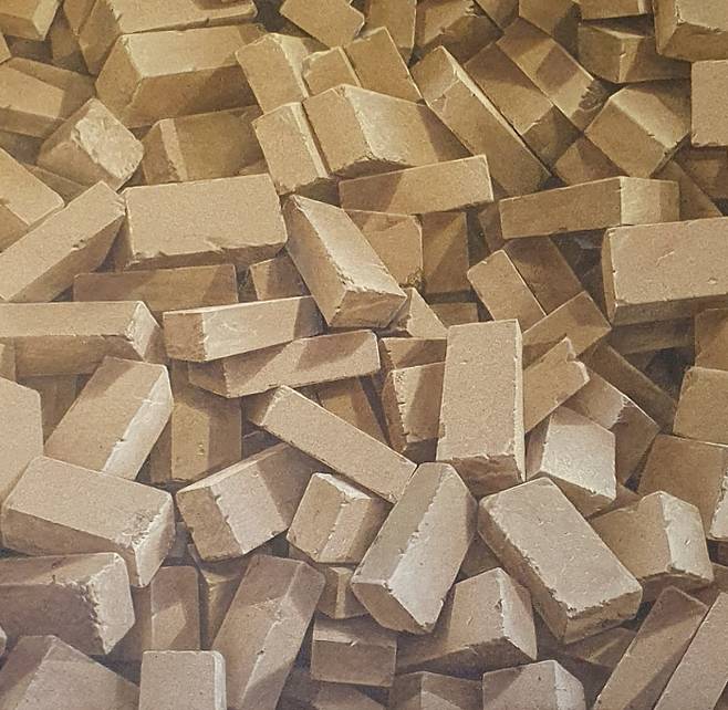 김강용 ‘현실+상 76-15’(142x147cm, 혼합재료, 1976)