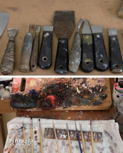 캔버스에 얇게 펴 바른 모래를 제거하고 그 속에 색상과 질감과 크기가 다른 모래를 채울 때 사용하는 끌(위)과 그림자를 그릴 때 필요한 붓 / 우철훈 선임기자