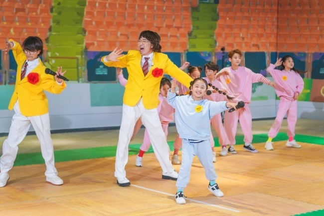 Singer Jung Dong-won played a big role as a relay caster at the 1st Idol Star Athletics Bowling Archery Rhyt (Childrens Athletics Championships).In the 10th episode of the TV Chosun Forsythia School, which will be broadcast on April 11, the first Idol Star Athletics Bowling Archery Rhyt (Childrens Athletics Championships) will be held.In this regard, students who heard that the first Idol Star Athletics Bowling Archery Rhyt (Childrens Athletics Championships) will be held in Gangneung, which visited last week for history experience learning, have not been able to hide their excitement and excitement.With Lim Ji-min, Kim Taeyeon, Ryu Young-chae and Seo Ji-yu being divided into the upper-grade Blue Team, which includes Kim Yu-ha, Lim Seo-won, An Yul, and Kim Da-hyun, the forsythia students start with a nervous battle with their opponents sharp eyes flashing and sparkling, The atmosphere has been hot since the appearance of burning the battle.First of all, Jung Dong-won, who appeared as a hoop boy at the King Sejong Institute and Trot Athletics Championships two years ago and recreated the impressive scene at the 88 Seoul Olympics, focused attention as he transformed into a relay caster at the Children Athletics Championships.Unlike the two years ago, which was like a chick, Jung Dong-won, who broadcasts the game with the end of storm growth, which was reborn as a chicken, caught everyones attention at once.Moreover, Jung Dong-won appeared in caster costume wearing a trademark wig of boom that relayed together and painted a beard, and made a laugh of forsythia students like a boom teacher and a bang.Jung Dong-won, who plays a big role with various roles and duties every week, is interested in whether he can finish his debut as a first relay caster.